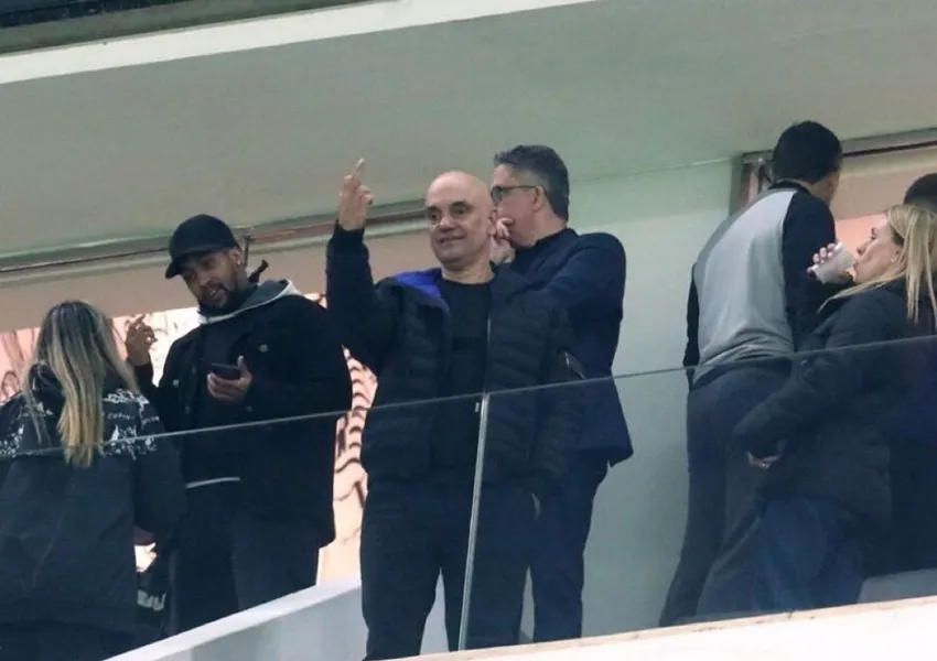 Após sanções dos EUA, Moraes vai a jogo do Corinthians e faz gesto polêmico