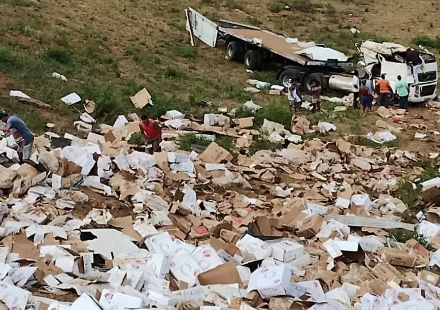 Carreta carregada de carne tomba na BR-420 no Vale do Jiquiriçá
