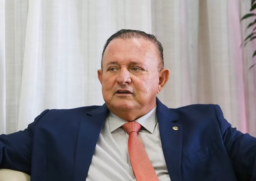 Deputado Adolfo Menezes ajuíza queixa-crime contra prefeito de Brumado por declarações difamatórias