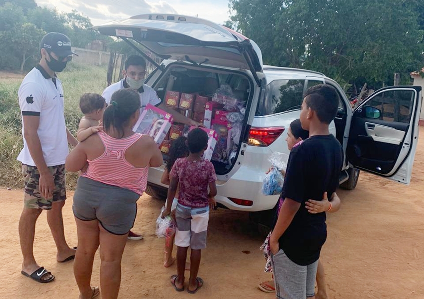 Chapada Iphone realiza entrega de Brinquedos e Panetones à crianças de diversos Bairros e Comunidades de Livramento