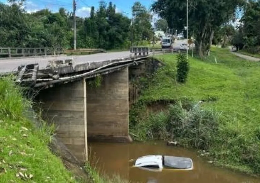 Veículo despenca de ponte e motorista escapa ileso na BA-046