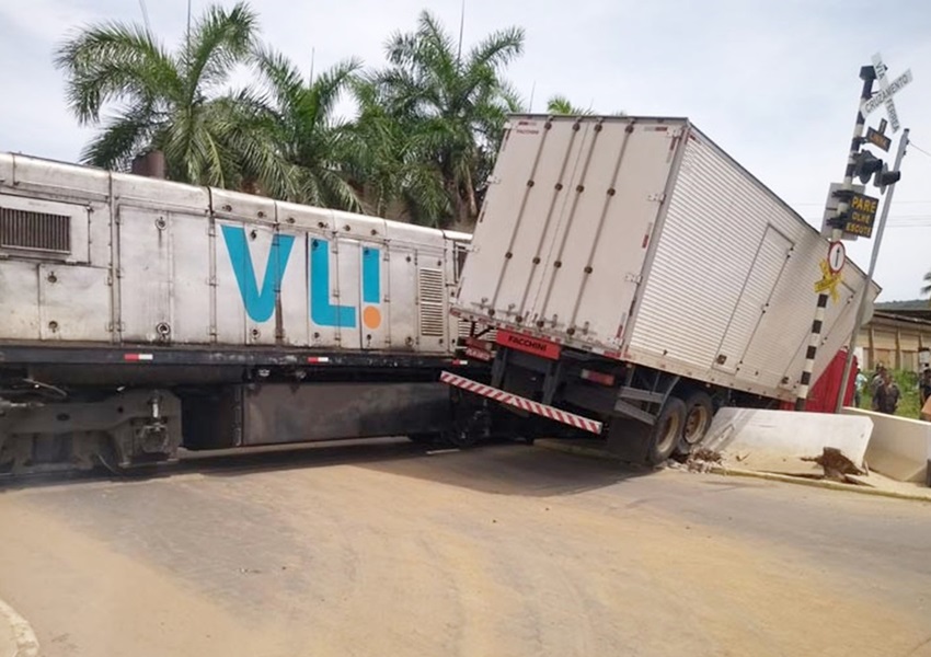 Brumado: Caminhão é atingido por trem após motorista tentar atravessar linha férrea