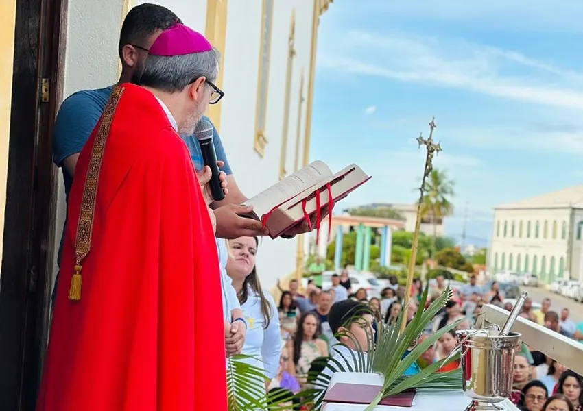 Fiéis celebram o Domingo de Ramos em Livramento de Nossa Senhora