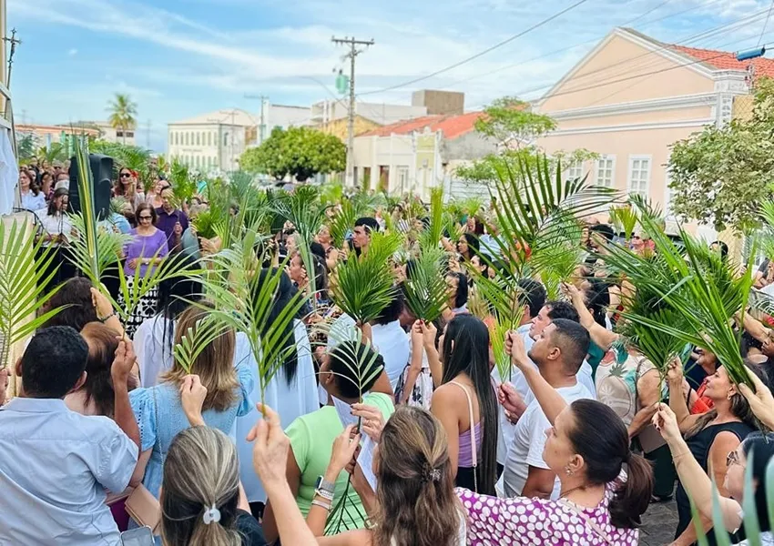Fiéis celebram o Domingo de Ramos em Livramento de Nossa Senhora