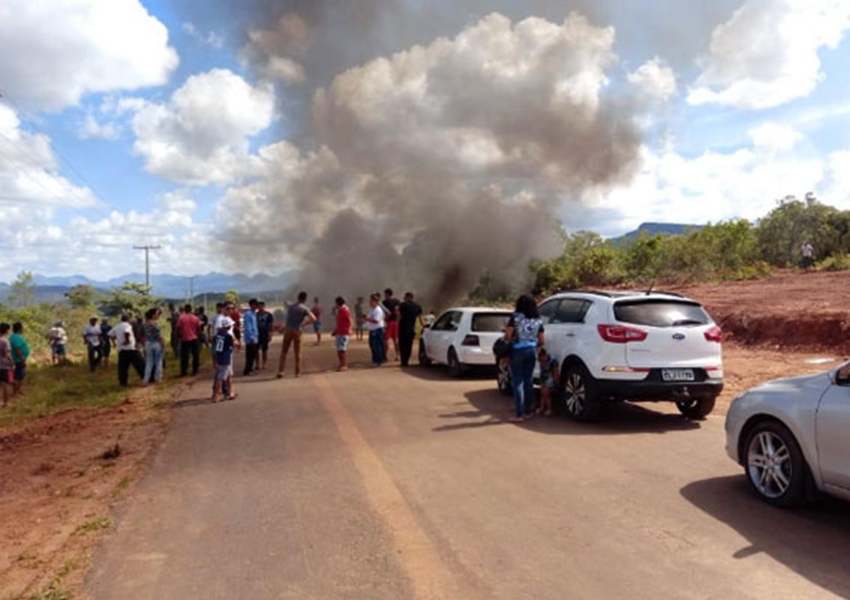 Moradores de Piatã protestam pela recuperação de trecho da BA-148