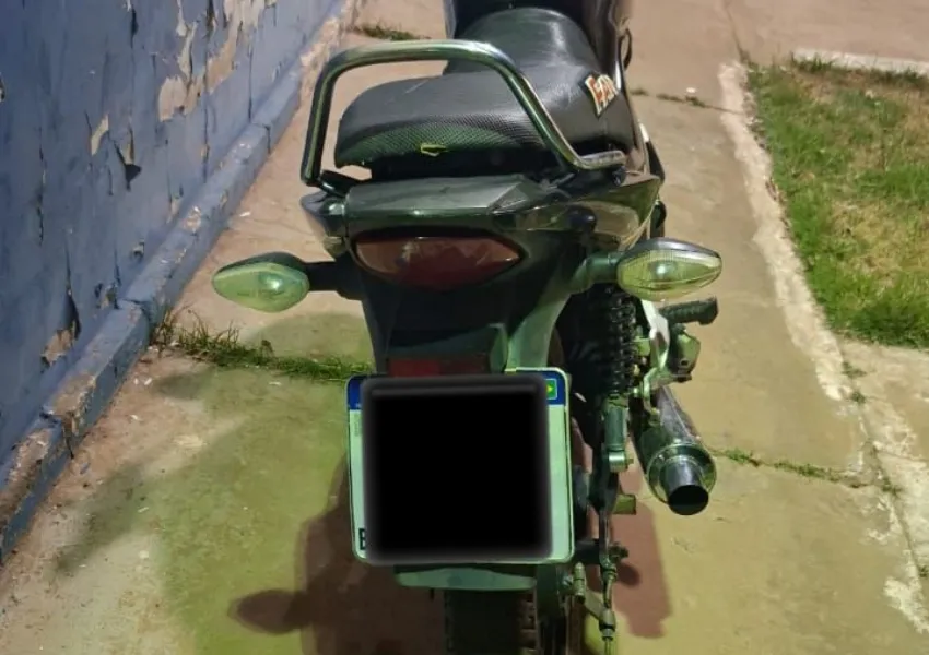 PM recupera motocicleta com restrição de furto em Paramirim