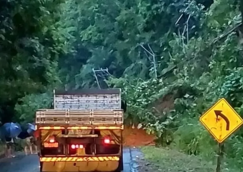 Barranco cede e interdita trecho da BA-001 em Itacaré