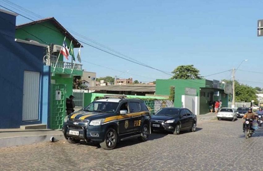Quatro vereadores de Correntina são presos acusados de pedir propina de R$ 50 mil
