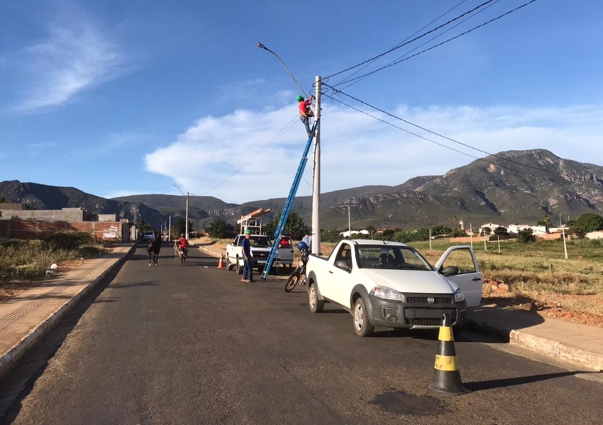 Livramento: Começa a instalação de lâmpadas com tecnologia LED na Avenida José Maria Tanajura