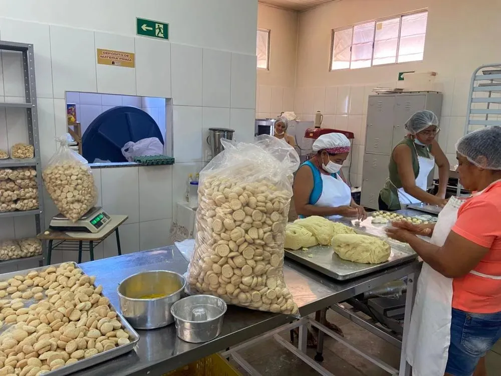Agricultores de Ibiassucê ganham novas unidades para produção de farinha e polvilho