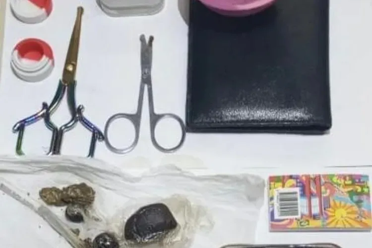 Jovem de 20 anos é flagrado com drogas durante patrulhamento em Guanambi