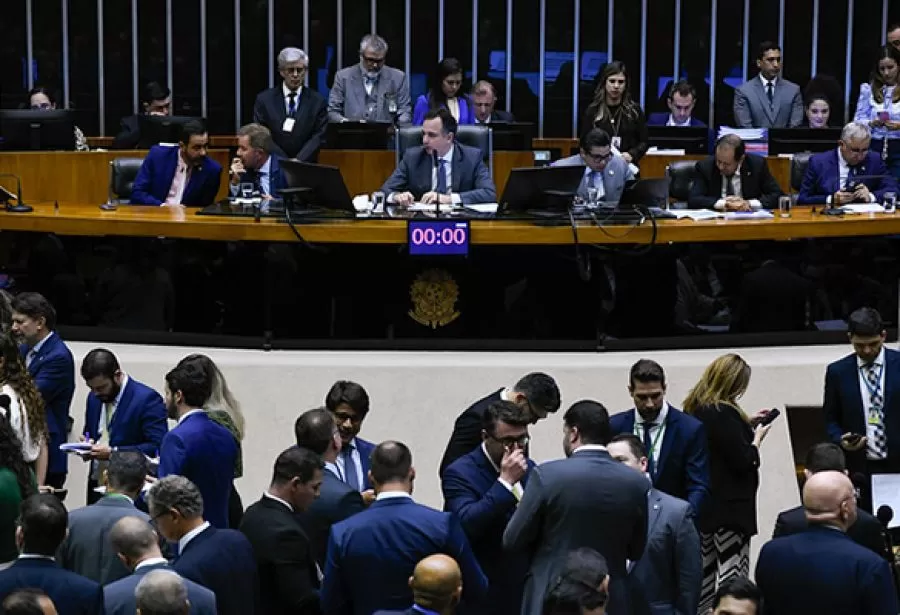 Congresso derruba veto de Lula e acaba com a ‘saidinha’ de preso para visitar família