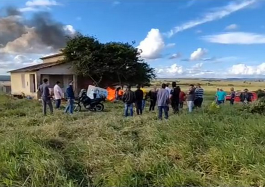 Fazenda invadida por integrantes do MST é desocupada após conflito com produtores em Itiruçu