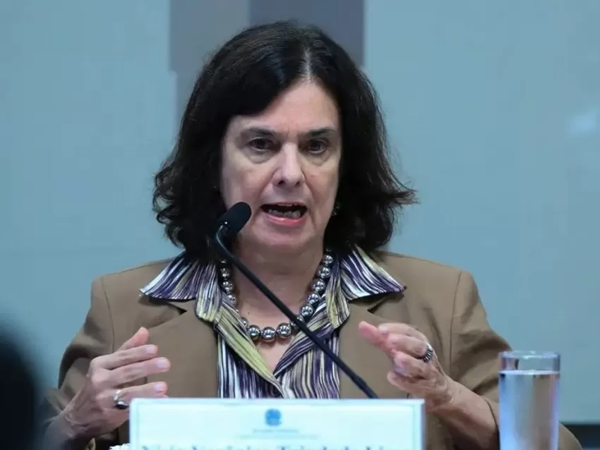 Ministra cita negacionismo ao comentar baixa adesão à vacina da dengue