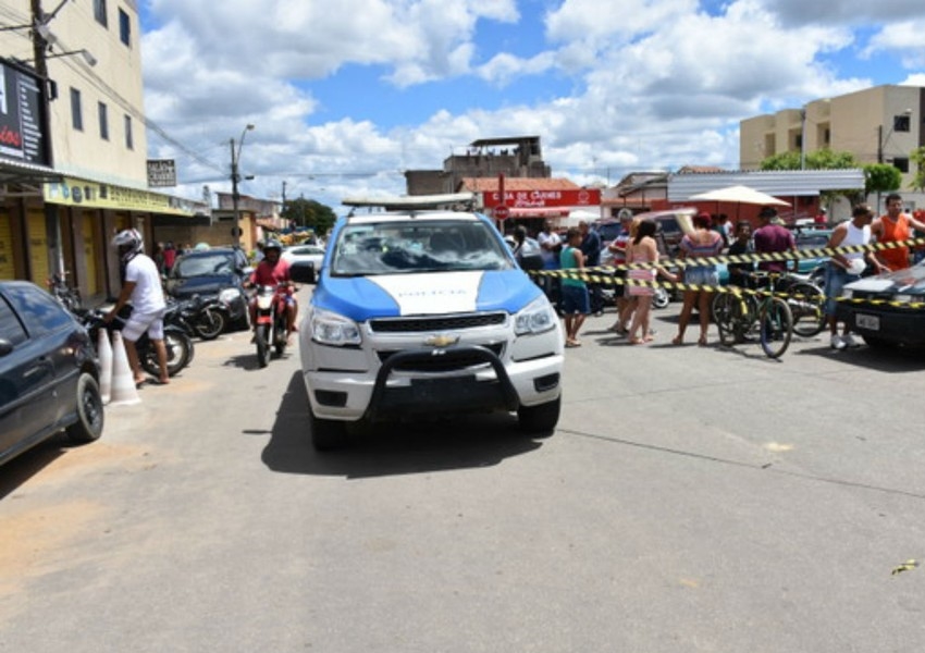 Conquista: Homem atira e mata dois jovens em feira e ao tentar fugir é assassinado