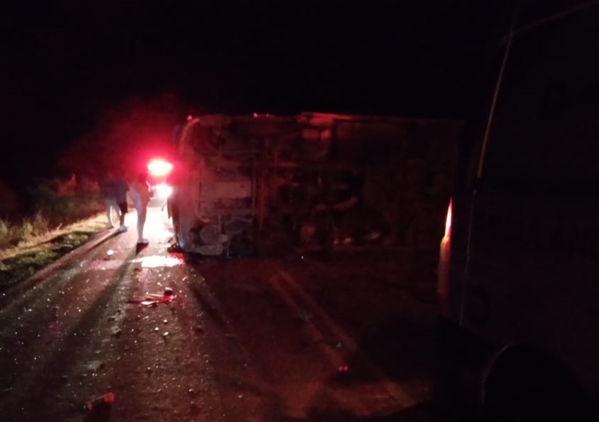 Caminhão tomba na BA-148 entre Dom Basílio e Brumado; motorista fica em estado grave