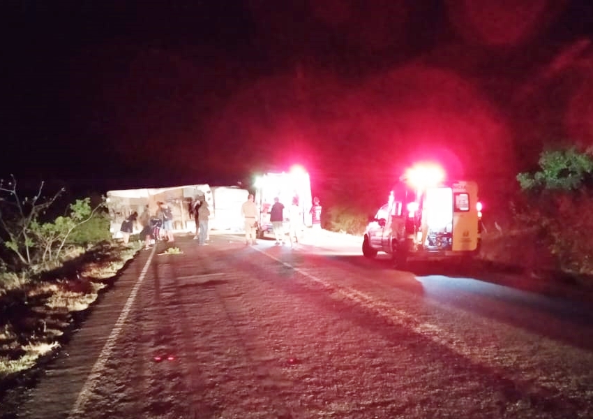 Caminhão tomba na BA-148 entre Dom Basílio e Brumado; motorista fica em estado grave