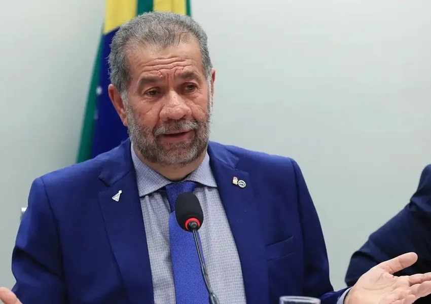 Ministro Carlos Lupi pede demissão após operação que investiga irregularidades no INSS