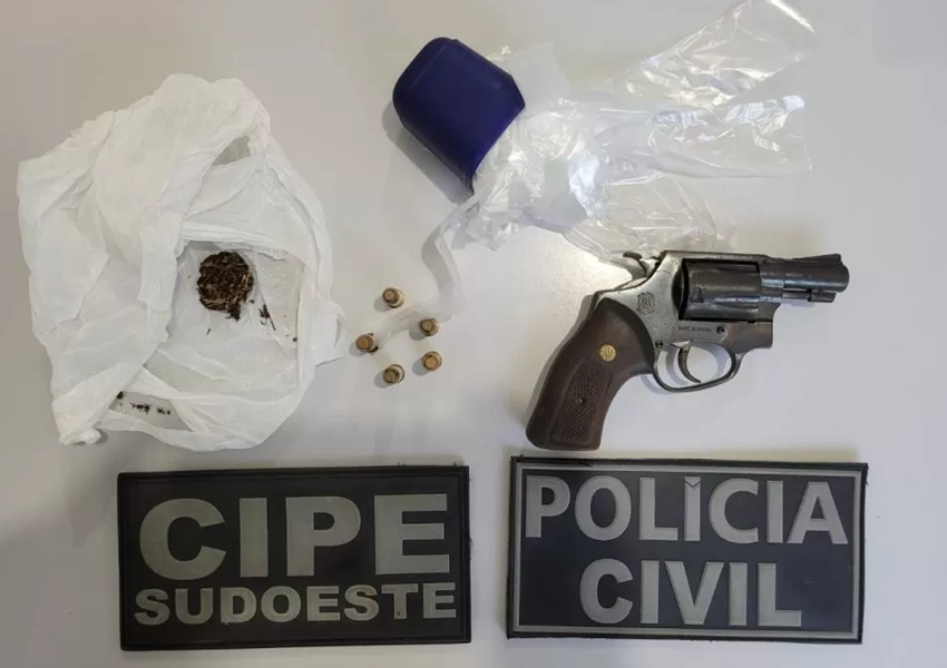 Polícia apreende arma de fogo durante operação em bar de Brumado