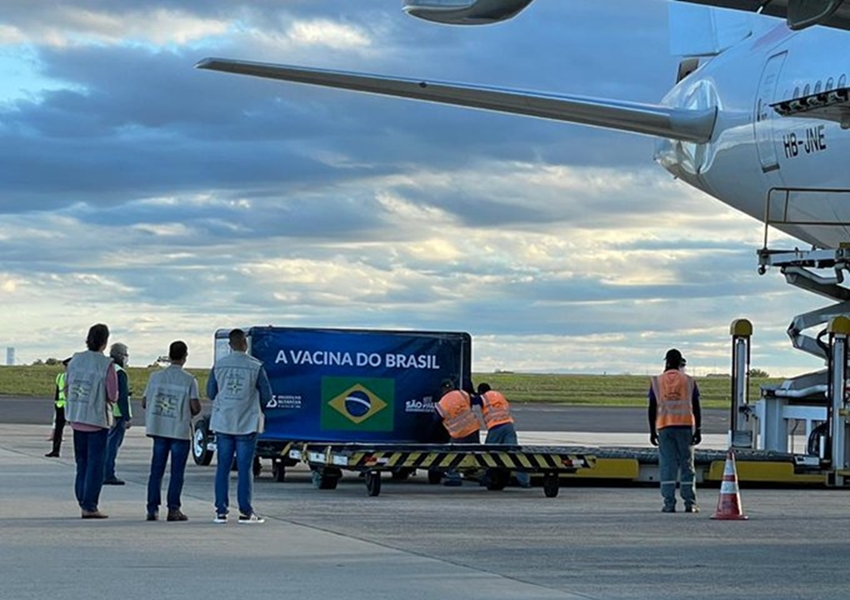 Chega ao Brasil avião com carregamento de 5,5 milhões de doses da CoronaVac