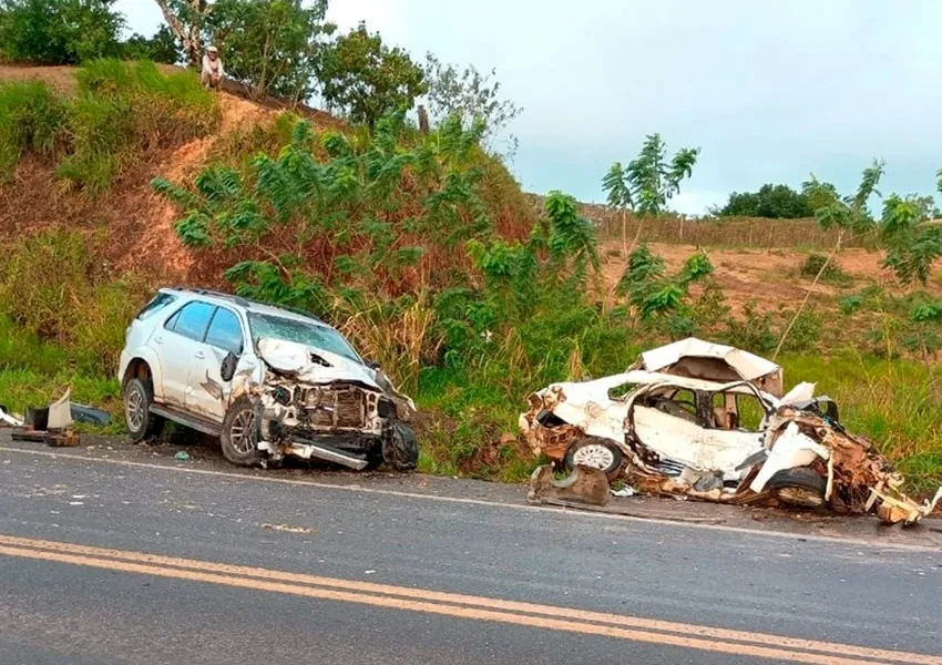 Pai e filho morrem após colisão entre dois carros em Itamaraju