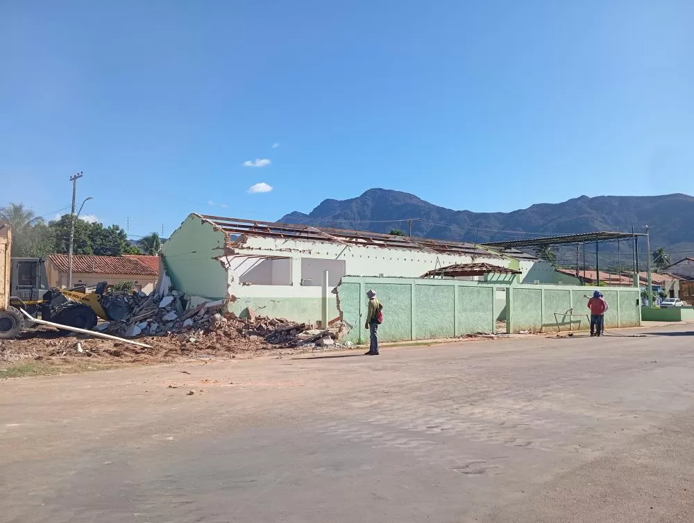 Prefeitura de Livramento inicia demolição de escola desativada para ampliar praça no Bairro Rua do Areião