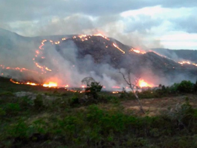 Incêndio em Rio de Contas há 3 dias atinge nascente de rios e mata animais
