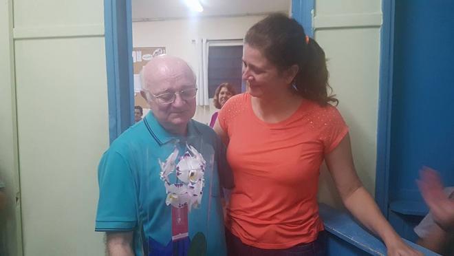 Professor de SP é surpreendido por 'corredor de aplausos' em último dia de aula