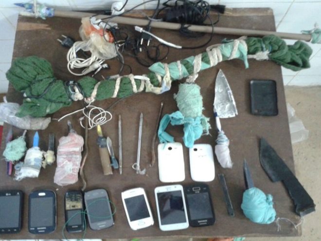 Facas e celulares são encontrados durante revista em delegacia de Barreiras