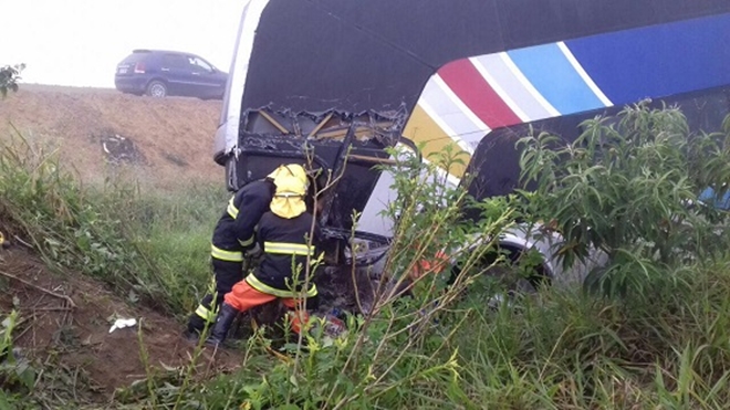 Colisão entre ônibus e van deixa feridos na BR-116, no Entroncamento de Jaguaquara