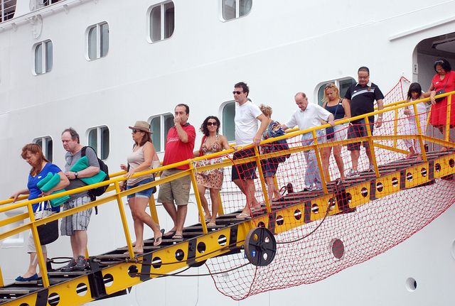Dois mil turistas chegam de cruzeiro no Porto de Salvador