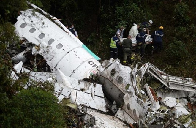 'As luzes se apagaram e não lembro mais de nada', diz aeromoça sobrevivente