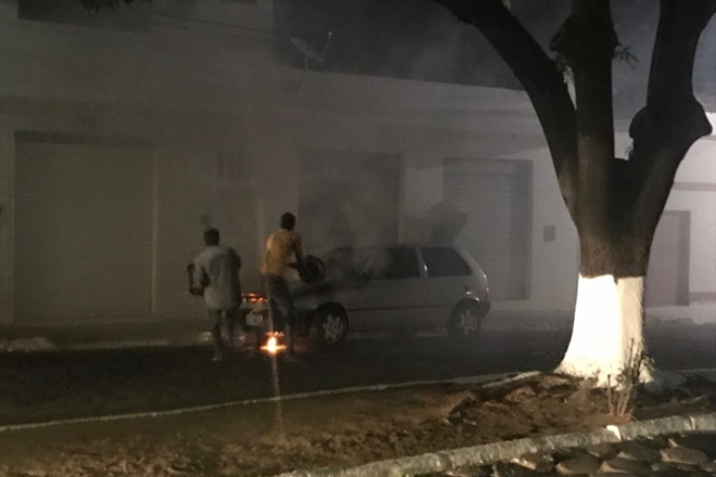 Livramento: Veículo sofre pane mecânica e pega fogo