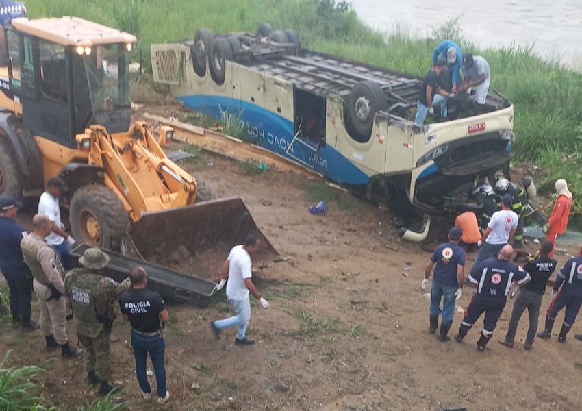 Tragédia na BA-670: Ônibus da Viação Novo Horizonte capota deixando cinco mortos