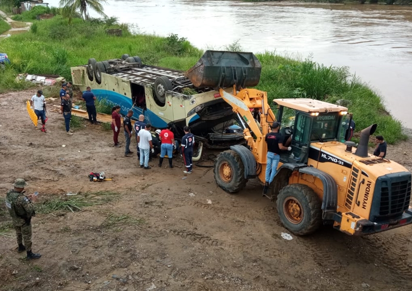 Tragédia na BA-670: Ônibus da Viação Novo Horizonte capota deixando cinco mortos