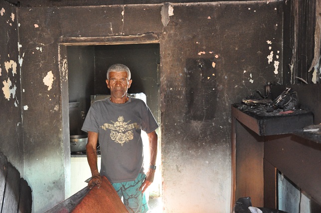 Jaguaquara: Idoso tem casa destruída por incêndio; aposentado crê em ato criminoso