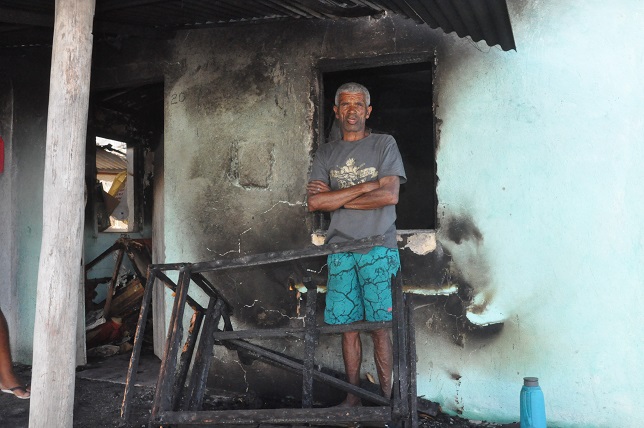 Jaguaquara: Idoso tem casa destruída por incêndio; aposentado crê em ato criminoso