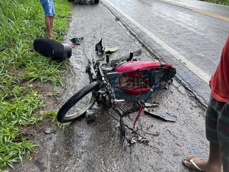 Mulher é arremessada em ribanceira após acidente na BR-330 em Ipiaú