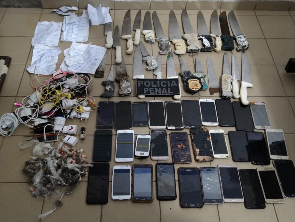 Facas, celulares e drogas são apreendidos durante revista em celas do Complexo da Mata Escura, em Salvador