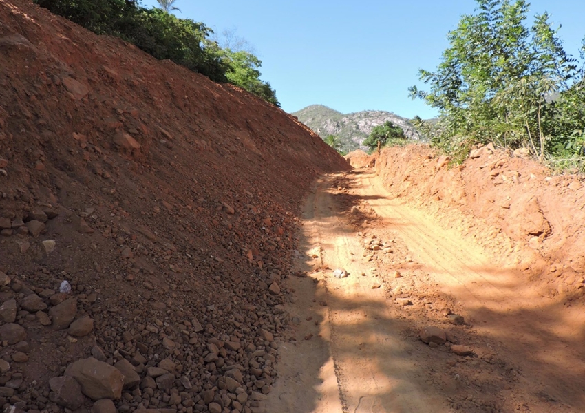 Prefeitura recupera estradas vicinais no município de Livramento de Nossa Senhora