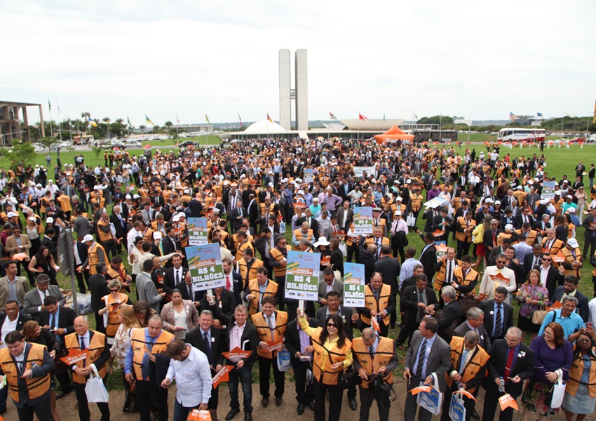 Mais de 3 mil prefeitos pedem socorro financeiro, em Brasília, na manhã desta quarta (22)