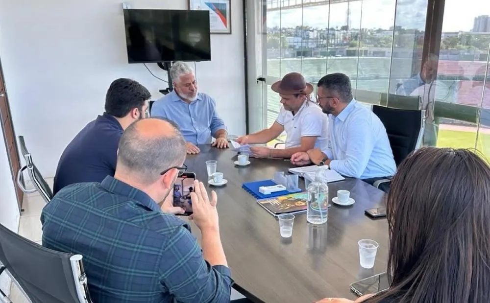 Prefeito de Rio de Contas articula reforma do ginásio e apoio à Feira Literária em Salvador