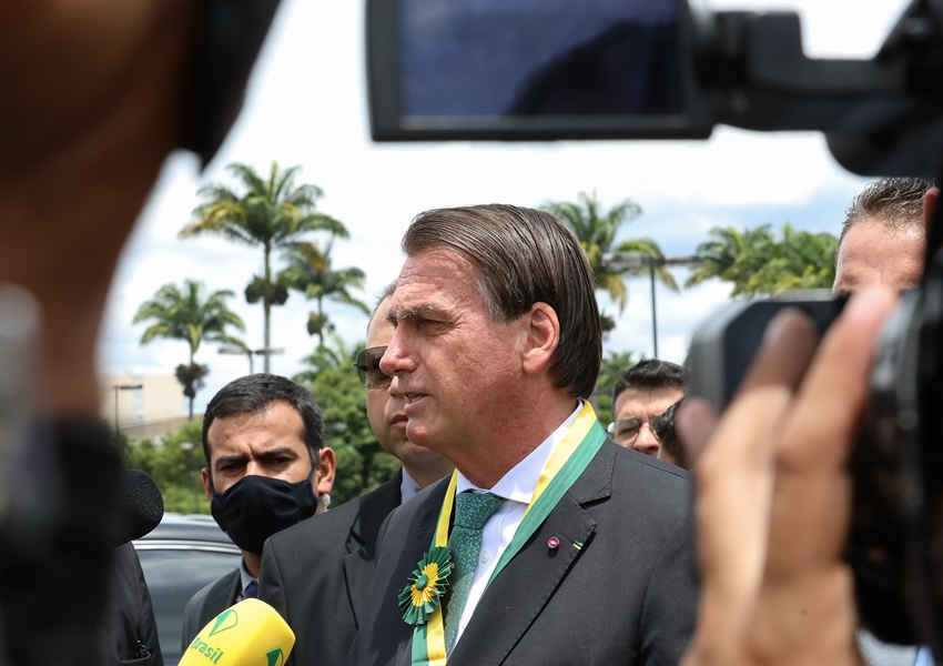 Bolsonaro diz ser contra realização do Carnaval por tentativas de culpá-lo por mortes na pandemia