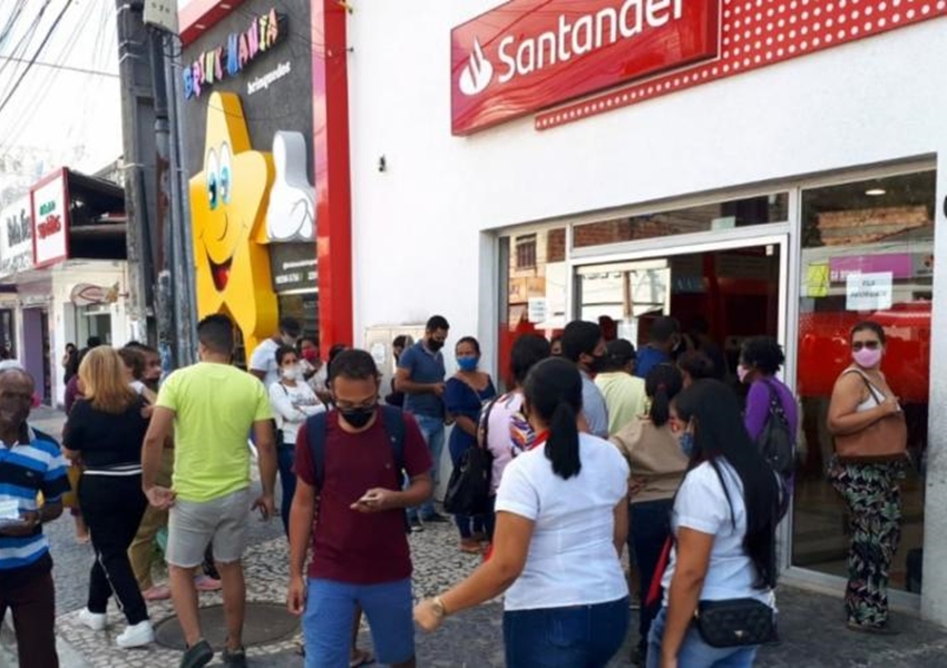Vigilância Sanitária interdita agências bancárias e loja em Eunápolis