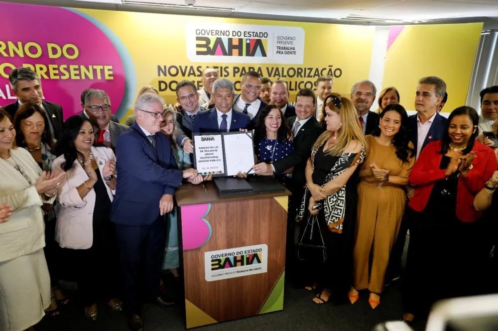 Governo baiano zera fila de promoções nas universidades estaduais e reajusta salários de diretores e secretários escolares