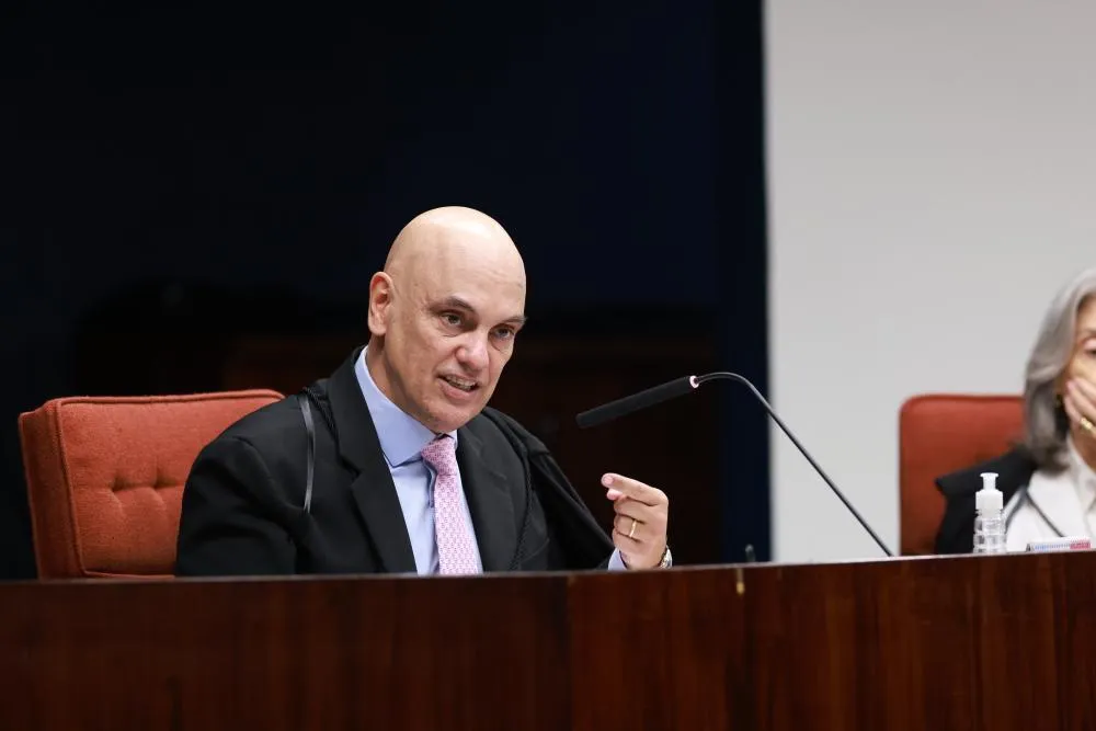 Alexandre de Moraes vota pela condenação de Bolsonaro e mais sete réus no STF