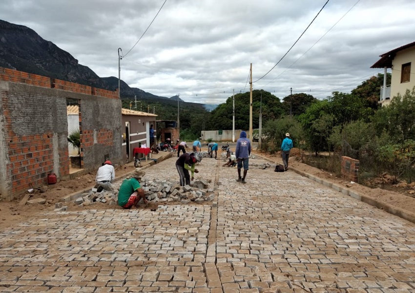 Prefeitura de Livramento realiza obras de pavimentação em diversas ruas e avenidas do município 