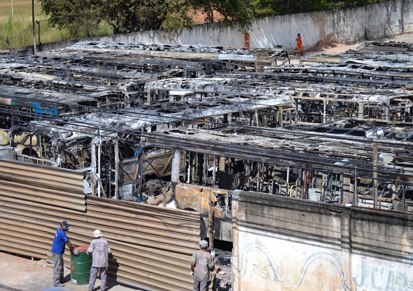 Incêndio em pátio de empresa de ônibus em Salvador destrói ao menos 62 coletivos