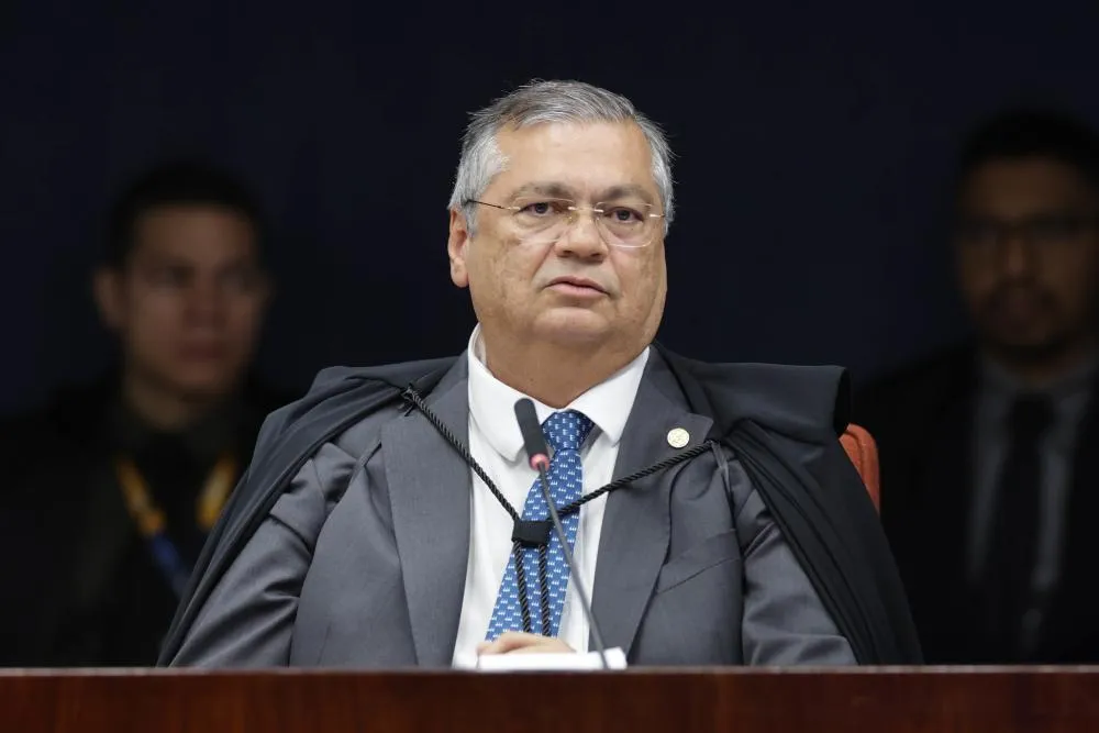 Flávio Dino acompanha Moraes e vota pela condenação de Bolsonaro no STF