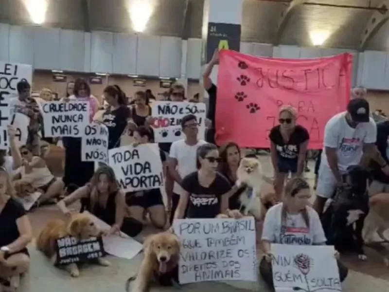 Tutores protestam no Aeroporto de Salvador cobrando 'justiça por Joca'